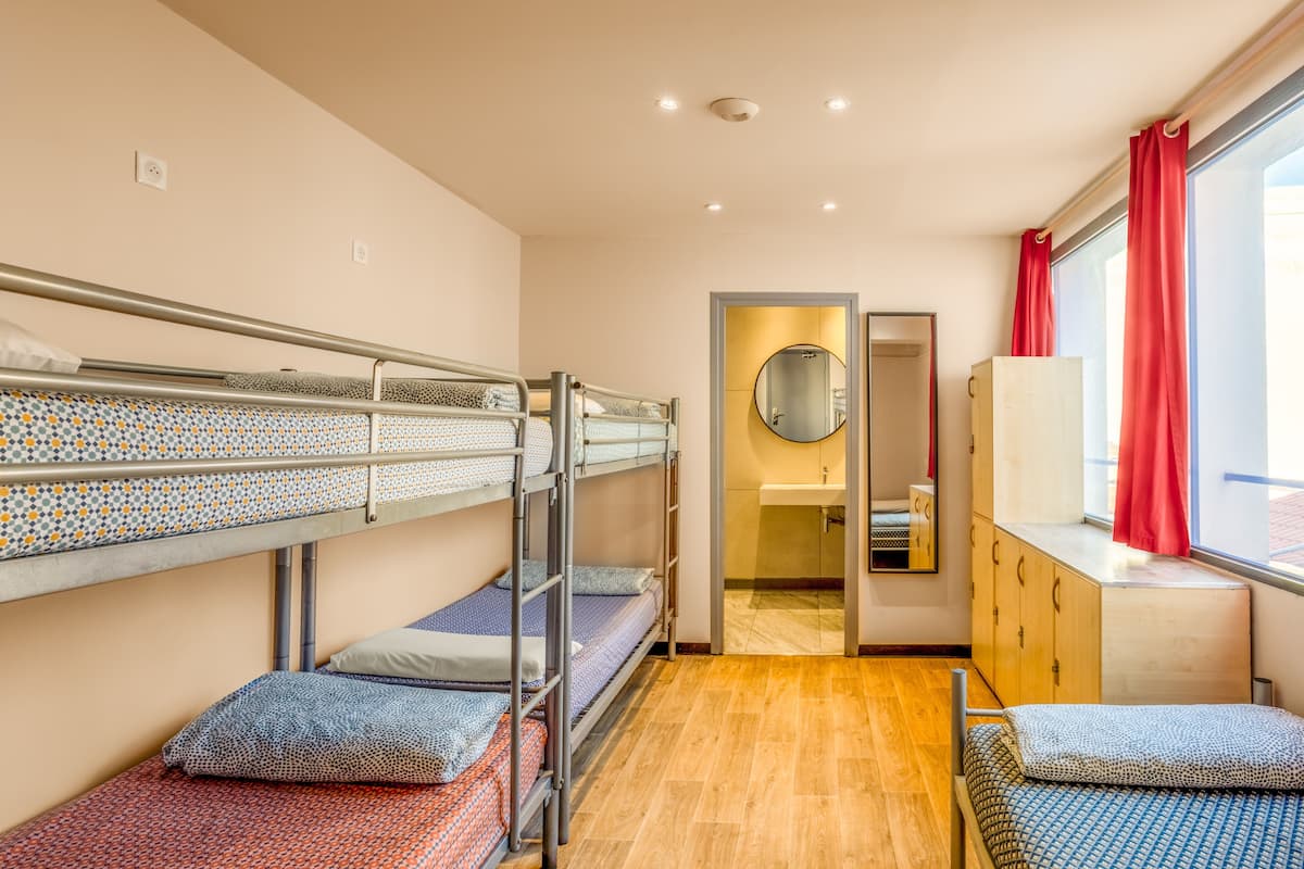 Un posto letto in dormitorio misto da 5 letti | Biancheria da letto di alta qualità, una cassaforte in camera