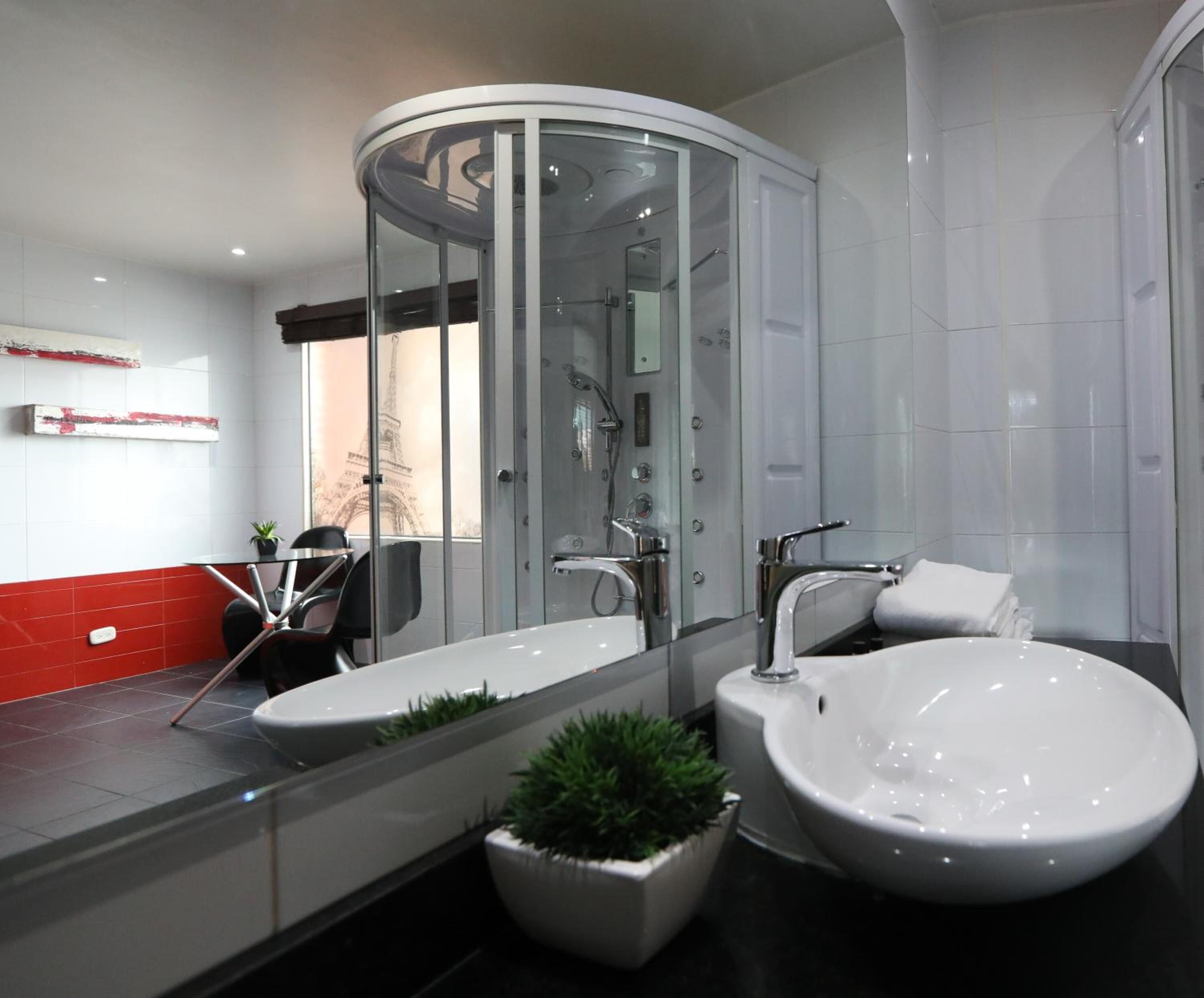 Douche, douche à « effet pluie », sèche-cheveux, peignoirs