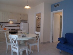 Apartment for 6 people | 専用キッチン | 冷蔵庫、コンロ、調理器具と食器