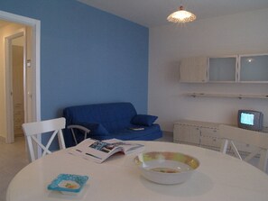 Apartment for 6 people | 客室内のダイニングエリア