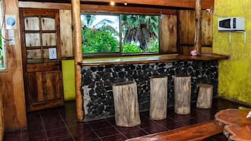 Cabana 3 pax con terraza y vista mar | Zona de estar | Una televisión