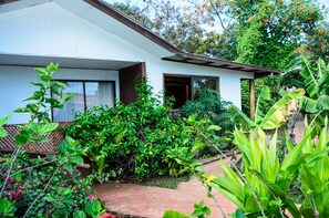 Cabana 2 pax con terraza y vista mar | Safe på rommet, individuelt dekorert, internett og sengetøy