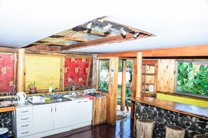 Cabana 3 pax con terraza y vista mar | Eget kök | Stort kylskåp, mikrovågsugn, spishäll och kaffe- och tebryggare