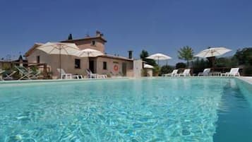 Piscine extérieure, parasols de plage, chaises longues