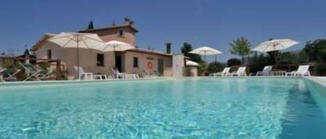 Piscine extérieure, parasols de plage, chaises longues