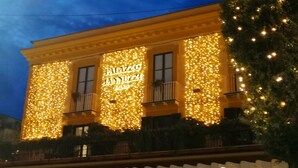 Un edificio con un cartel que dice "Palazzo 29".