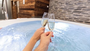 Un bain à remous avec deux coupes à champagne.