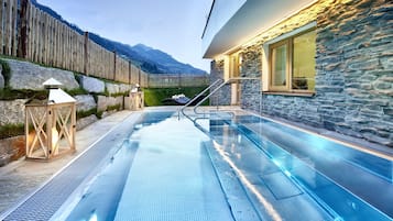 Inomhuspool och utomhuspool, öppettider: 09.00 till 20.00, och solstolar