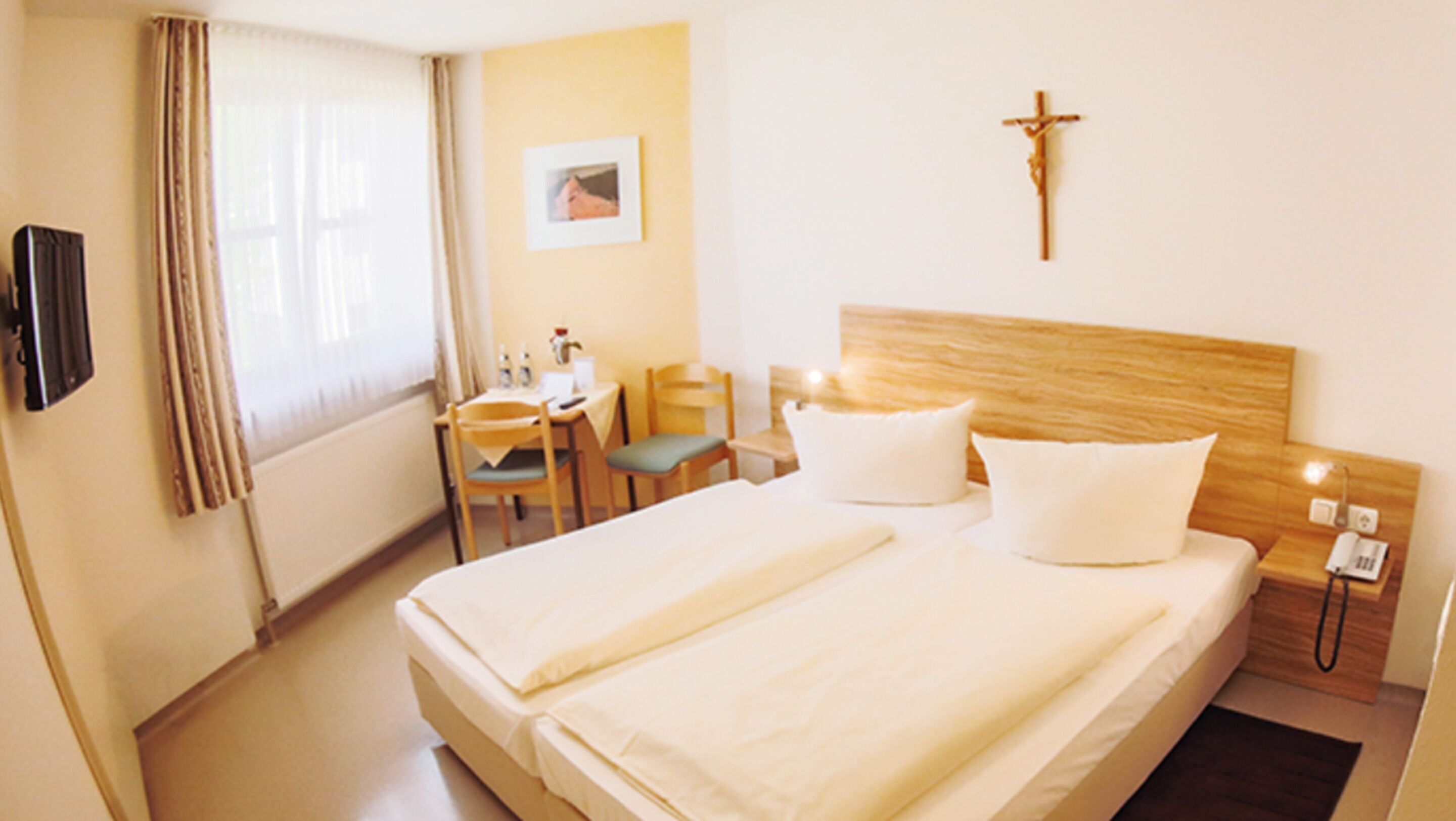 Ropa de cama hipoalergénica, escritorio, wifi gratis y ropa de cama 