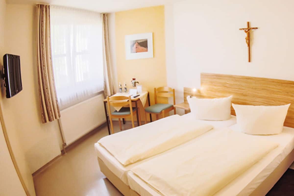 Ropa de cama hipoalergénica, escritorio, wifi gratis y ropa de cama