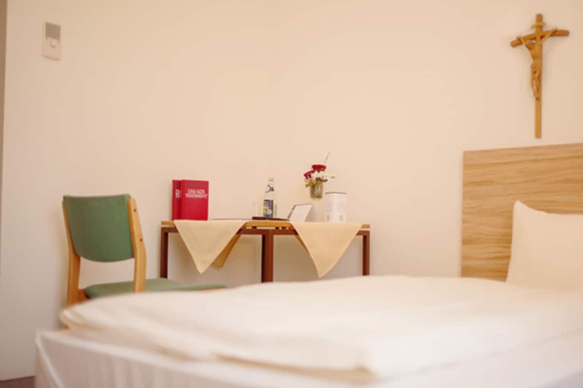 Ropa de cama hipoalergénica, escritorio, wifi gratis y ropa de cama