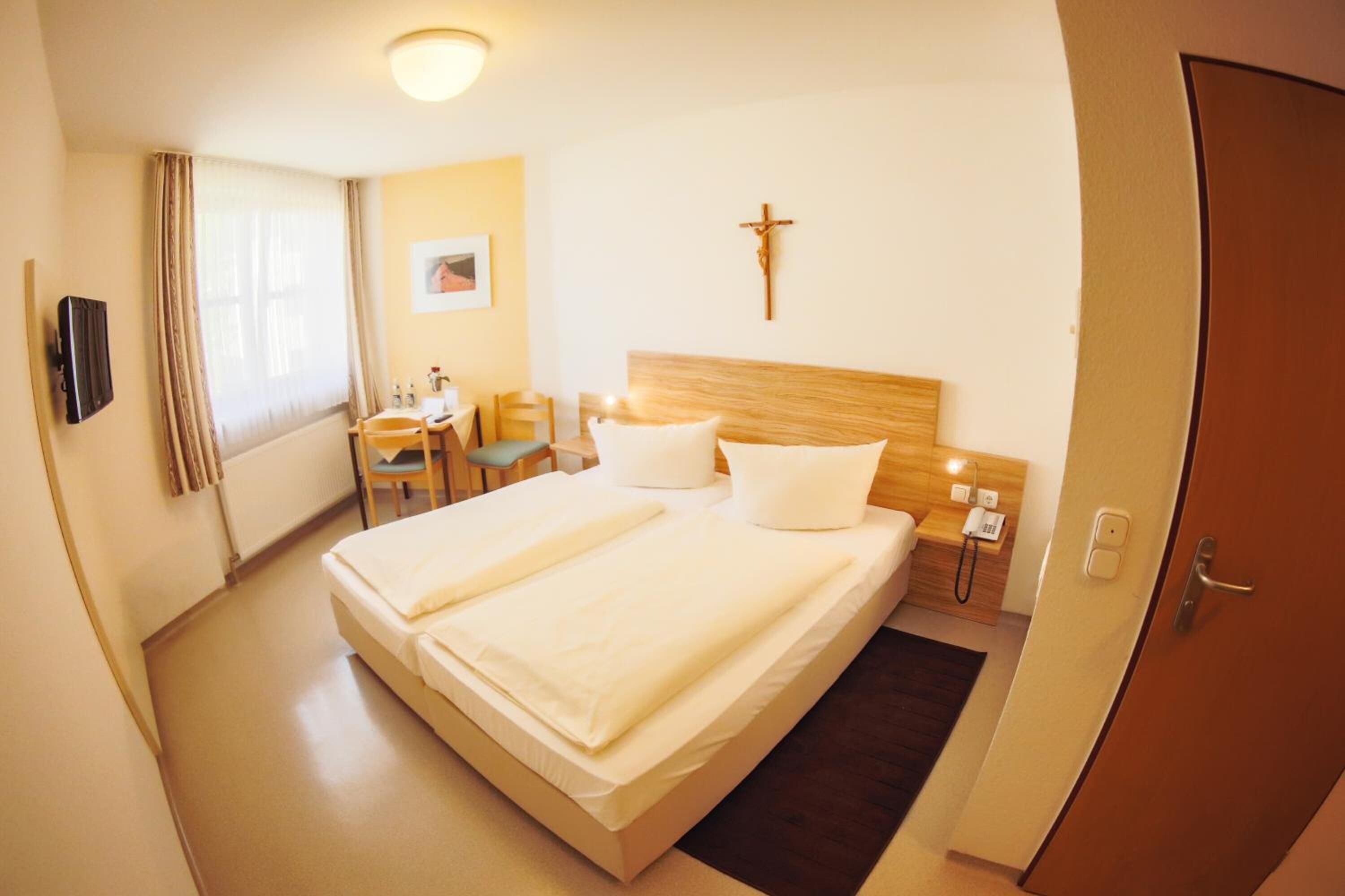 1 bedroom, hypo-allergenic bedding, desk, free wifi