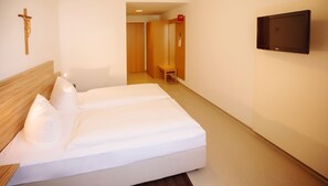 Comfort Double Room | Hypo-allergenic bedding, desk, free WiFi, bed sheets - Kloster St. Josef (Neumarkt in der Oberpfalz)