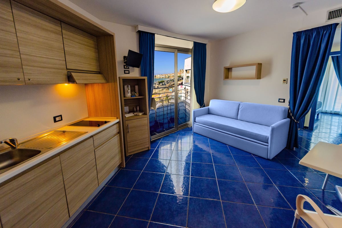 premium bedding, in-room safe, individually decorated, desk
