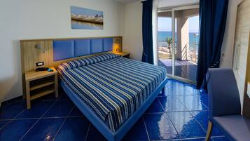 Ropa de cama de alta calidad y caja de seguridad en la habitación