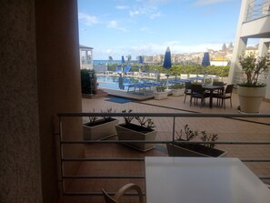 Ropa de cama de alta calidad y caja de seguridad en la habitación 