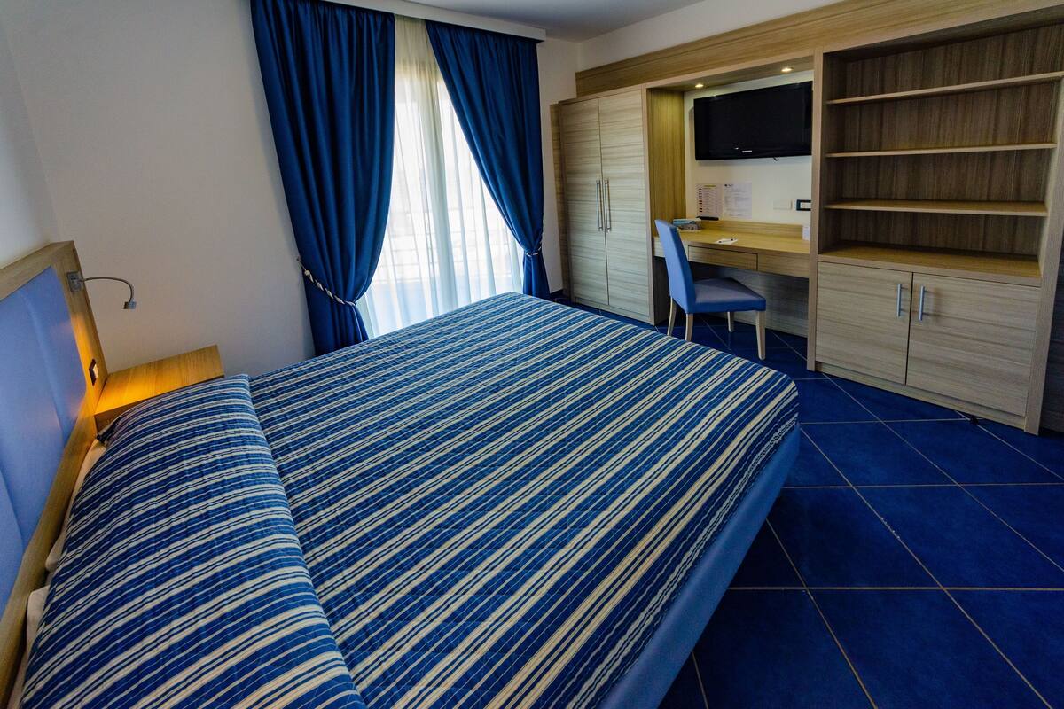 premium bedding, in-room safe, individually decorated, desk