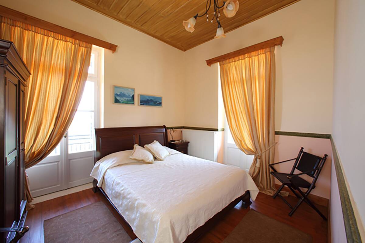 Standard Room | In-room safe, iron/ironing board (on request), cribs (free), WiFi (free)