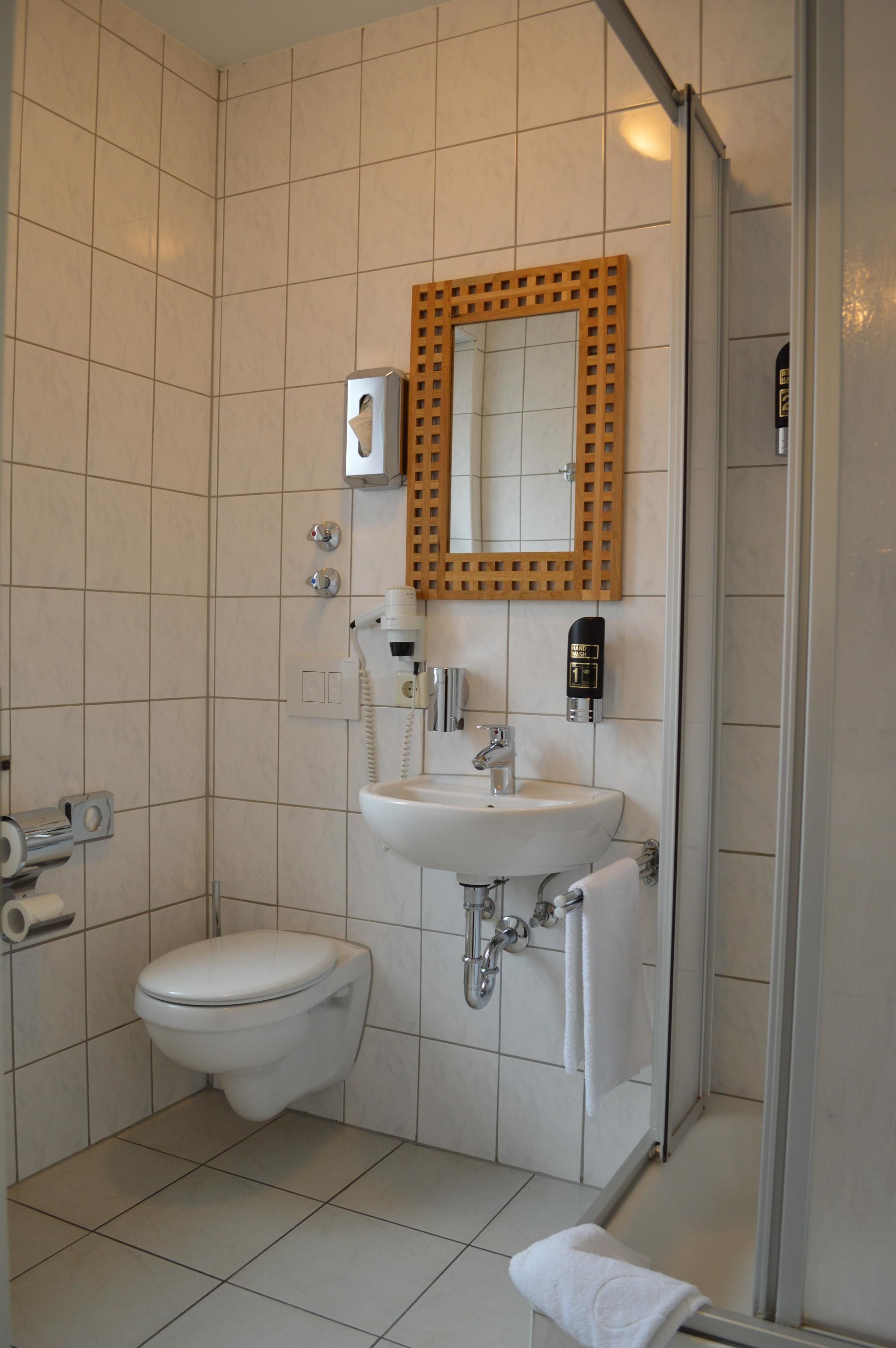Badezimmer | Dusche, Haartrockner, Handtücher, Seife