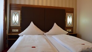 Desk, laptop workspace, iron/ironing board (on request), WiFi (free) - Hotel Villa Erlen (Erlangen)