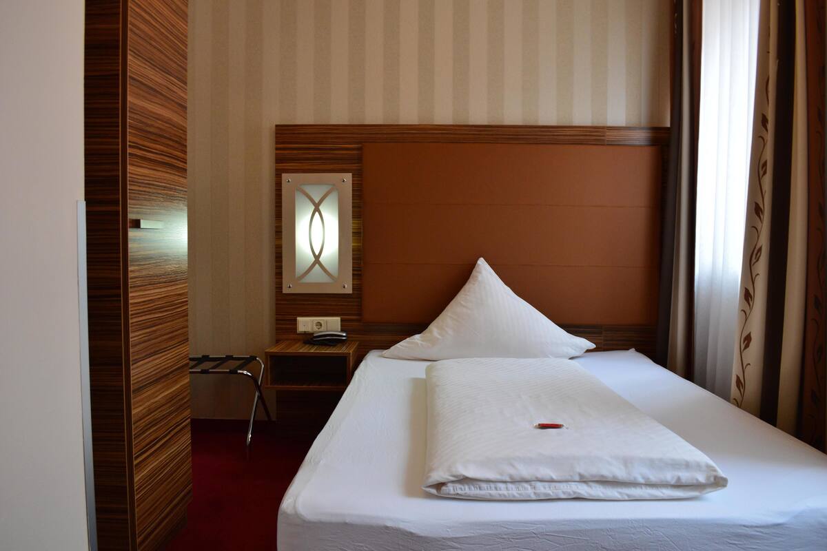 Comfort Single Room | Desk, iron/ironing board, free WiFi, bed sheets