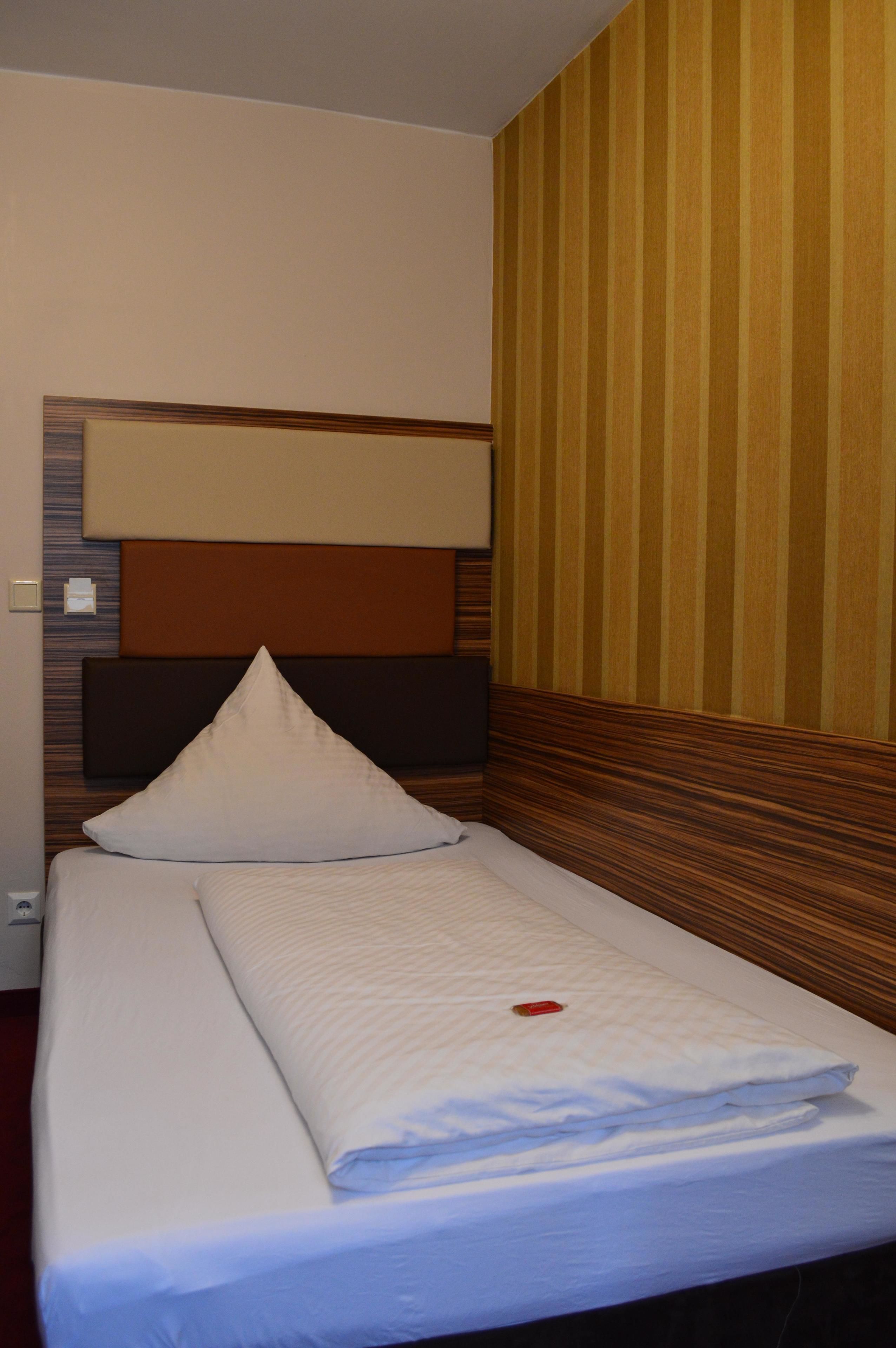 Schreibtisch, laptopgeeigneter Arbeitsplatz, Bügeleisen/Bügelbrett