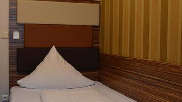 Schreibtisch, laptopgeeigneter Arbeitsplatz, Bügeleisen/Bügelbrett