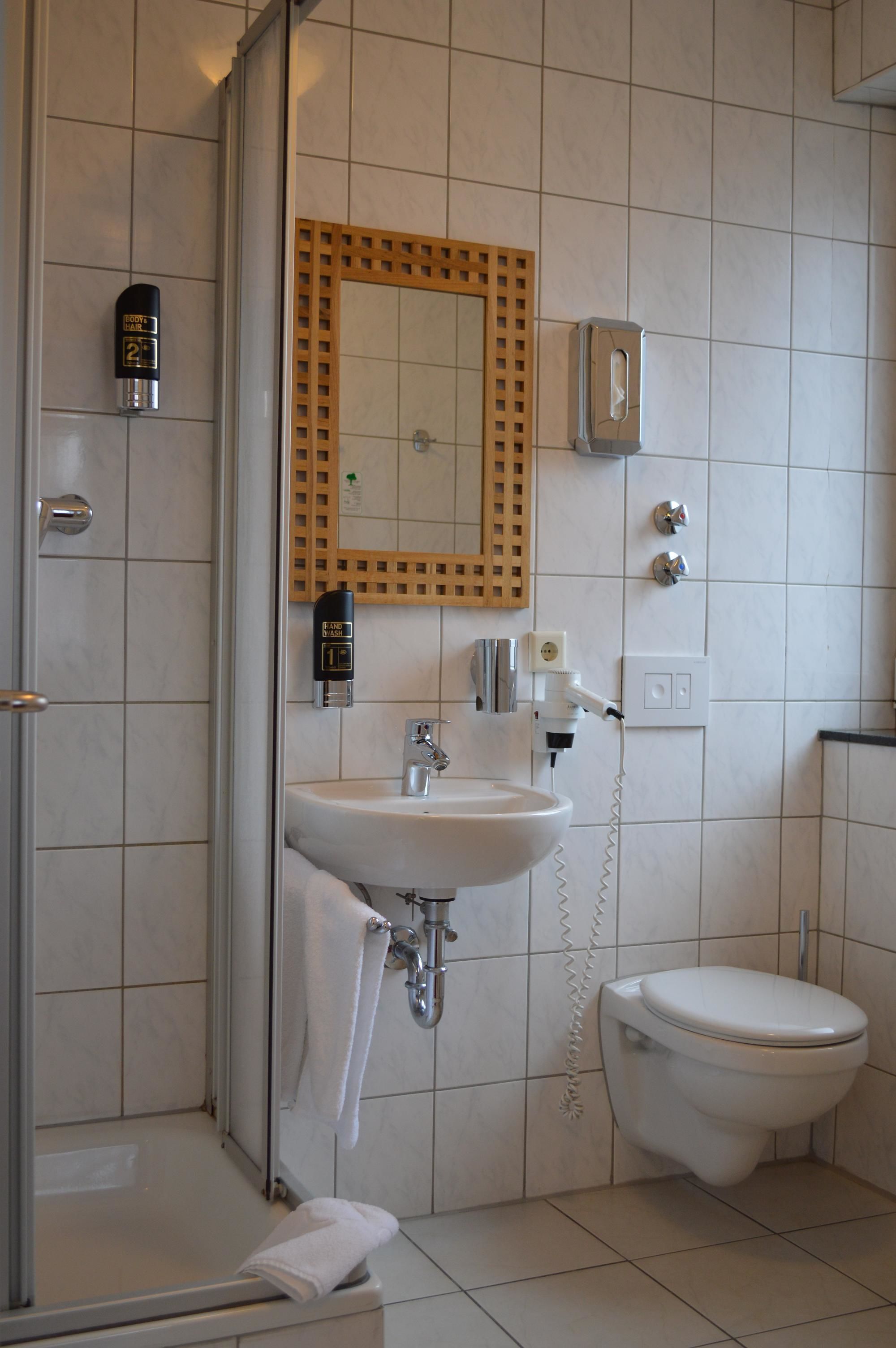 Badezimmer | Dusche, Haartrockner, Handtücher, Seife