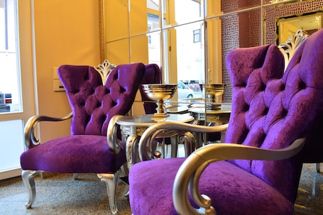 Lobby sitting area. Hotel Villa Erlen