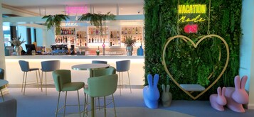 2 bars/lounges, lobby lounge