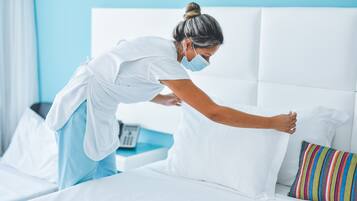 Minibar, Zimmersafe, Schreibtisch, laptopgeeigneter Arbeitsplatz