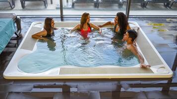 Un bain à remous pouvant accueillir quatre personnes.