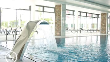 Innenpool, AuĂenpool, Sonnenschirme, LiegestĂŒhle
