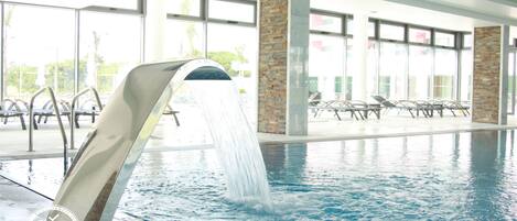 Piscina coberta, piscina a l'aire lliure, para-sols i gandules