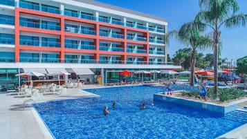 Een binnenzwembad, een buitenzwembad, parasols voor strand/zwembad