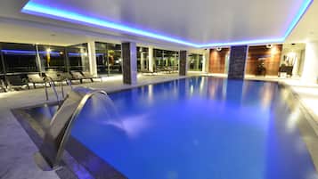 Innenpool, AuĂenpool, Sonnenschirme, LiegestĂŒhle