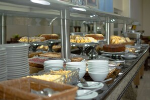 Free daily buffet breakfast  - Hotel Dan Inn Express Foz do Iguaçu By Nacional Inn (Foz do Iguaçu)