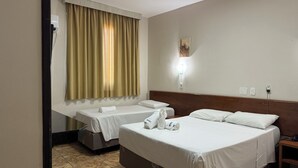 A hotel room with two beds, a wooden headboard, a wall-mounted light, and a painting. - Hotel Dan Inn Express Foz do Iguaçu By Nacional Inn (Foz do Iguaçu)