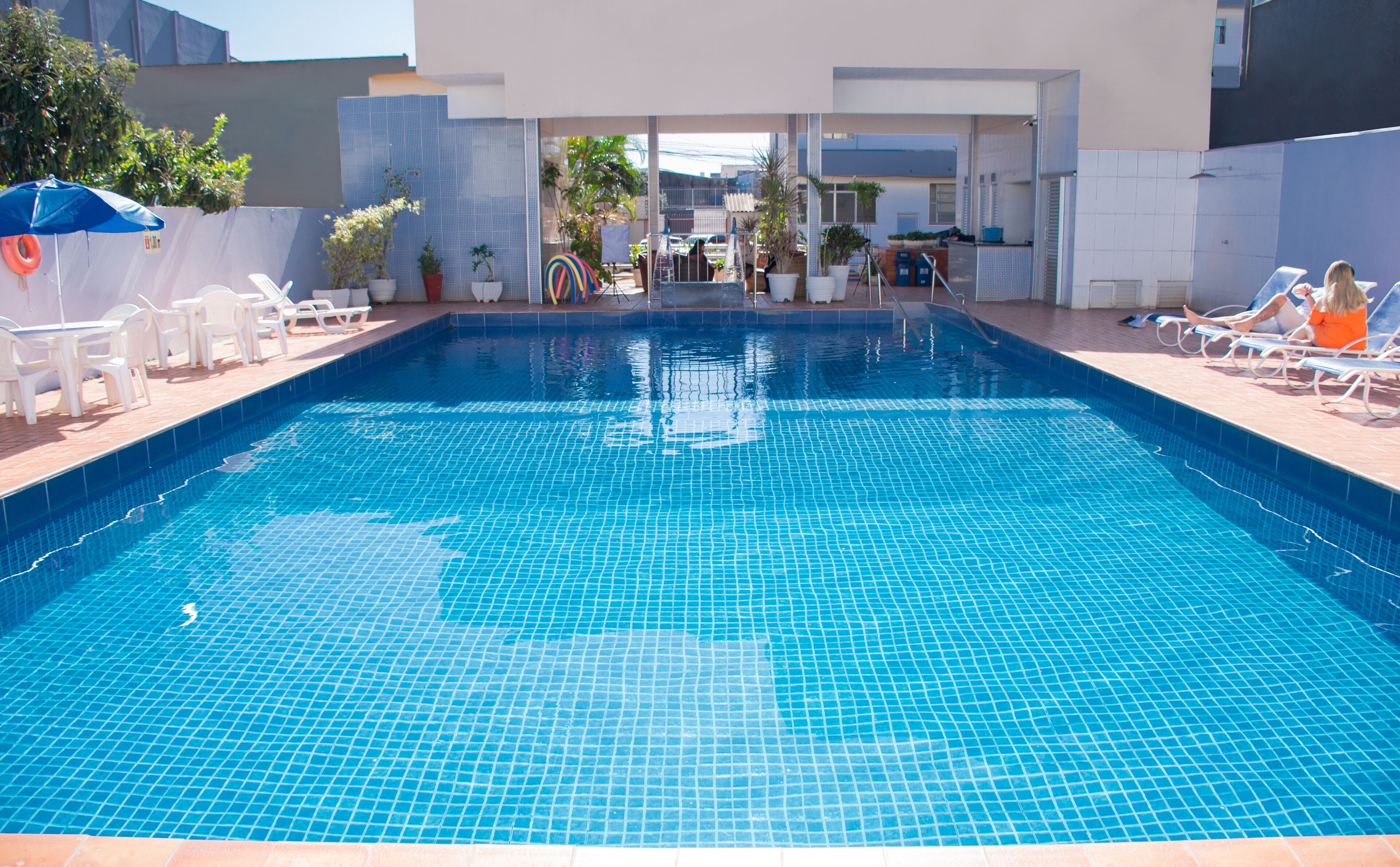 outdoor pool, open 9:00 am to 10:00 pm, pool loungers