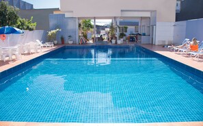 Outdoor pool, open 9:00 AM to 10:00 PM, pool loungers - Hotel Dan Inn Express Foz do Iguaçu By Nacional Inn (Foz do Iguaçu)