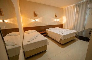 A hotel room with two beds, a desk, and a bathroom. - Hotel Dan Inn Express Foz do Iguaçu By Nacional Inn (Foz do Iguaçu)