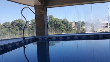 Una piscina techada, una piscina al aire libre