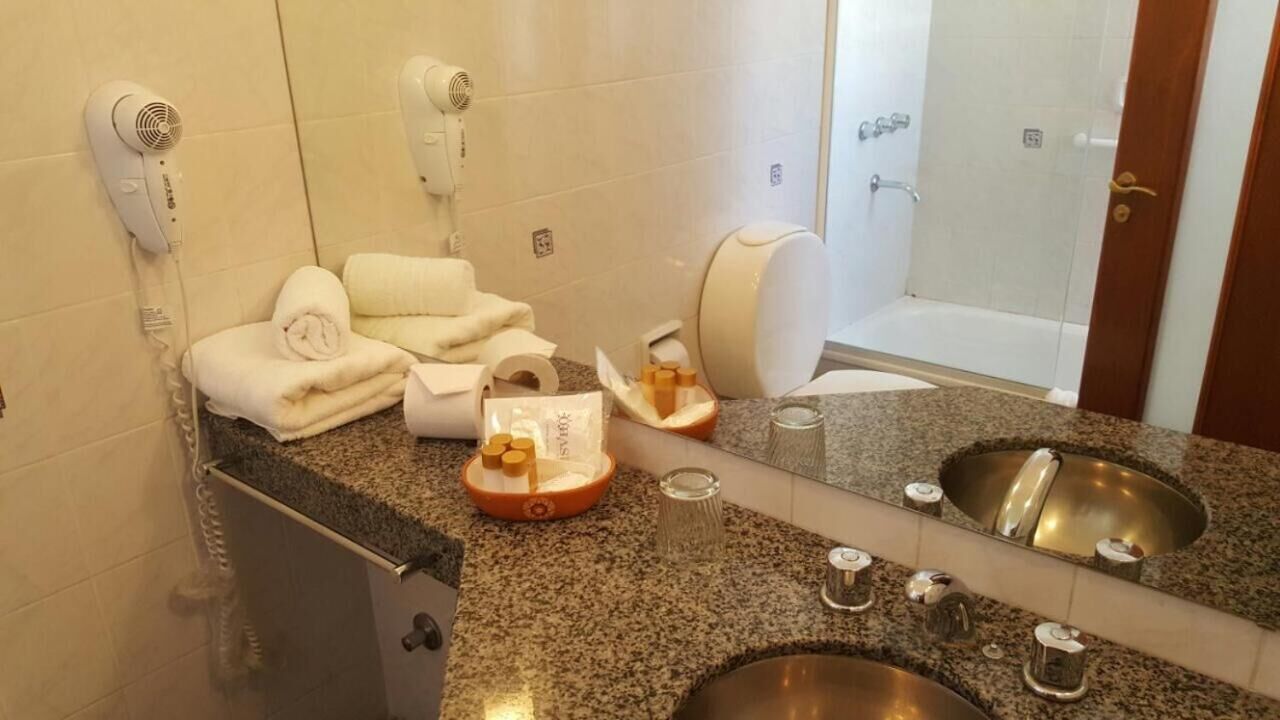 Suihku, sadesuihkupää, ilmaiset hygieniatuotteet, hiustenkuivaaja
