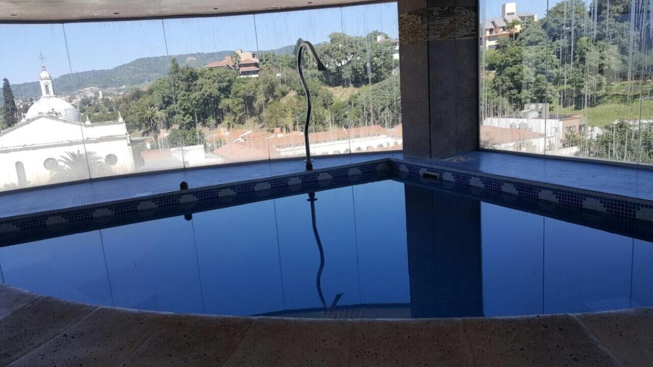Una piscina techada, una piscina al aire libre