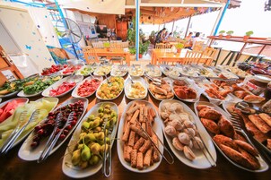 Una mesa de buffet con diversos alimentos y utensilios.