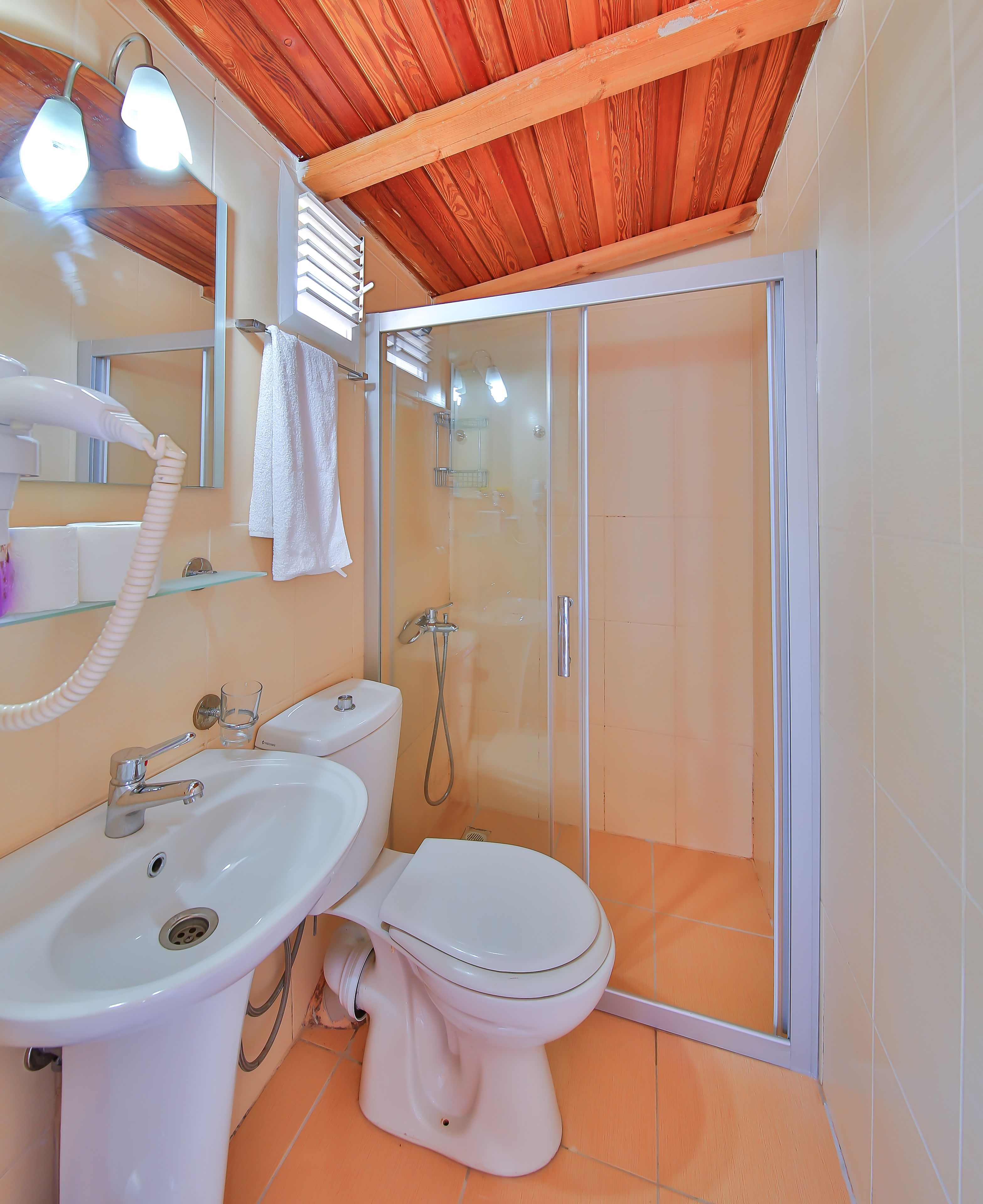 quadruple room | bathroom | hair dryer