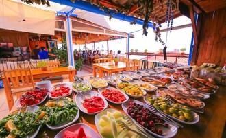 Un bufé con diversos alimentos y utensilios.