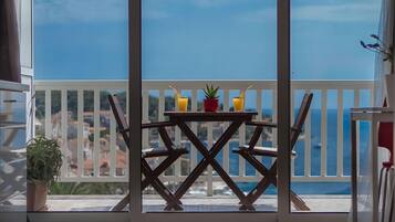 Estudio Confort | Cocina privada | Frigorífico, hervidor eléctrico y congelador