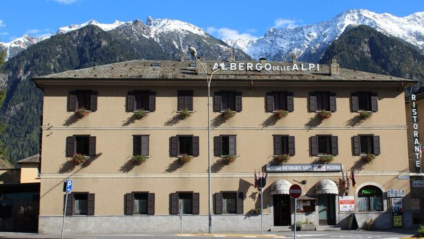 A building with a sign reading "Albergo delle Alpi" and "Ristorante" indicating a hotel and restaurant. - Hotel delle Alpi (Sondalo)