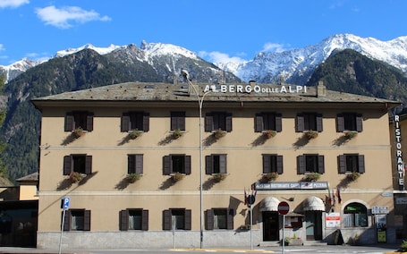 Facciata della struttura. Hotel delle Alpi